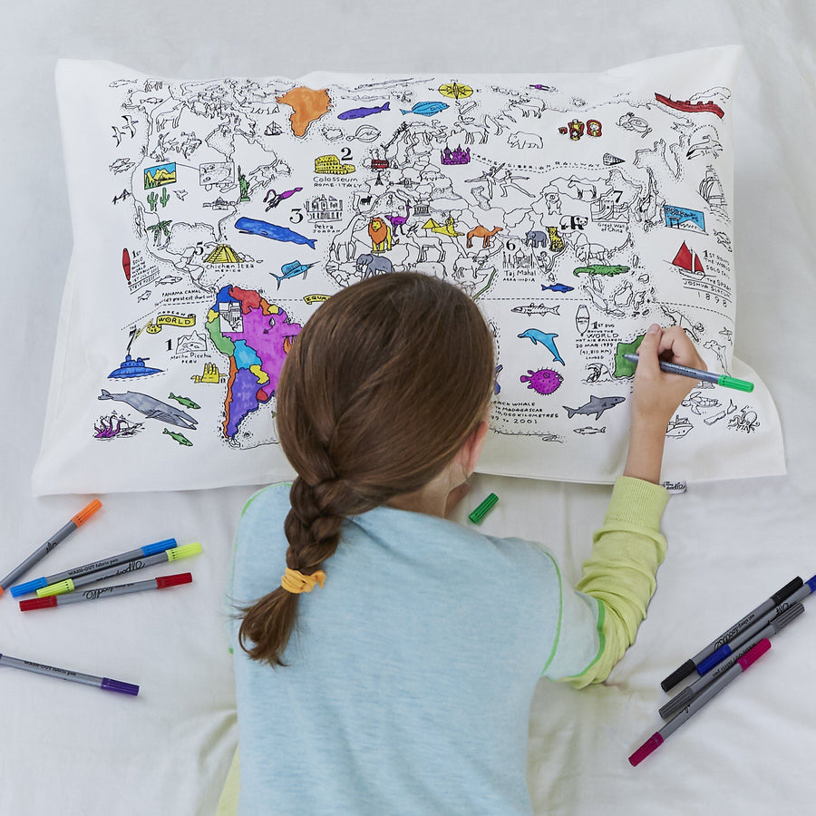 Taie d'oreiller avec carte du monde coloriable | Eat Sleep Doodle accessoire Eat Sleep Doodle 